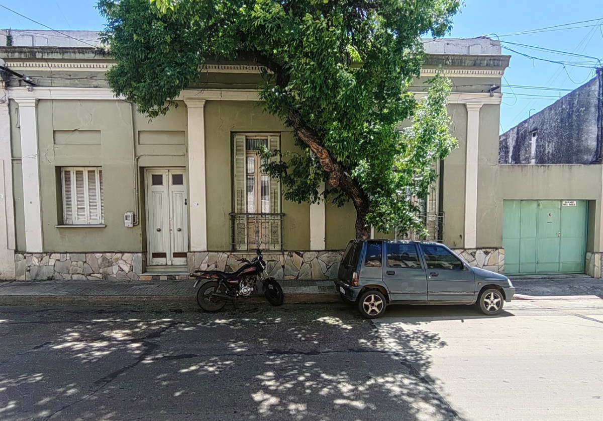 Casa en venta en zona centro y a pasos del puerto, Salto