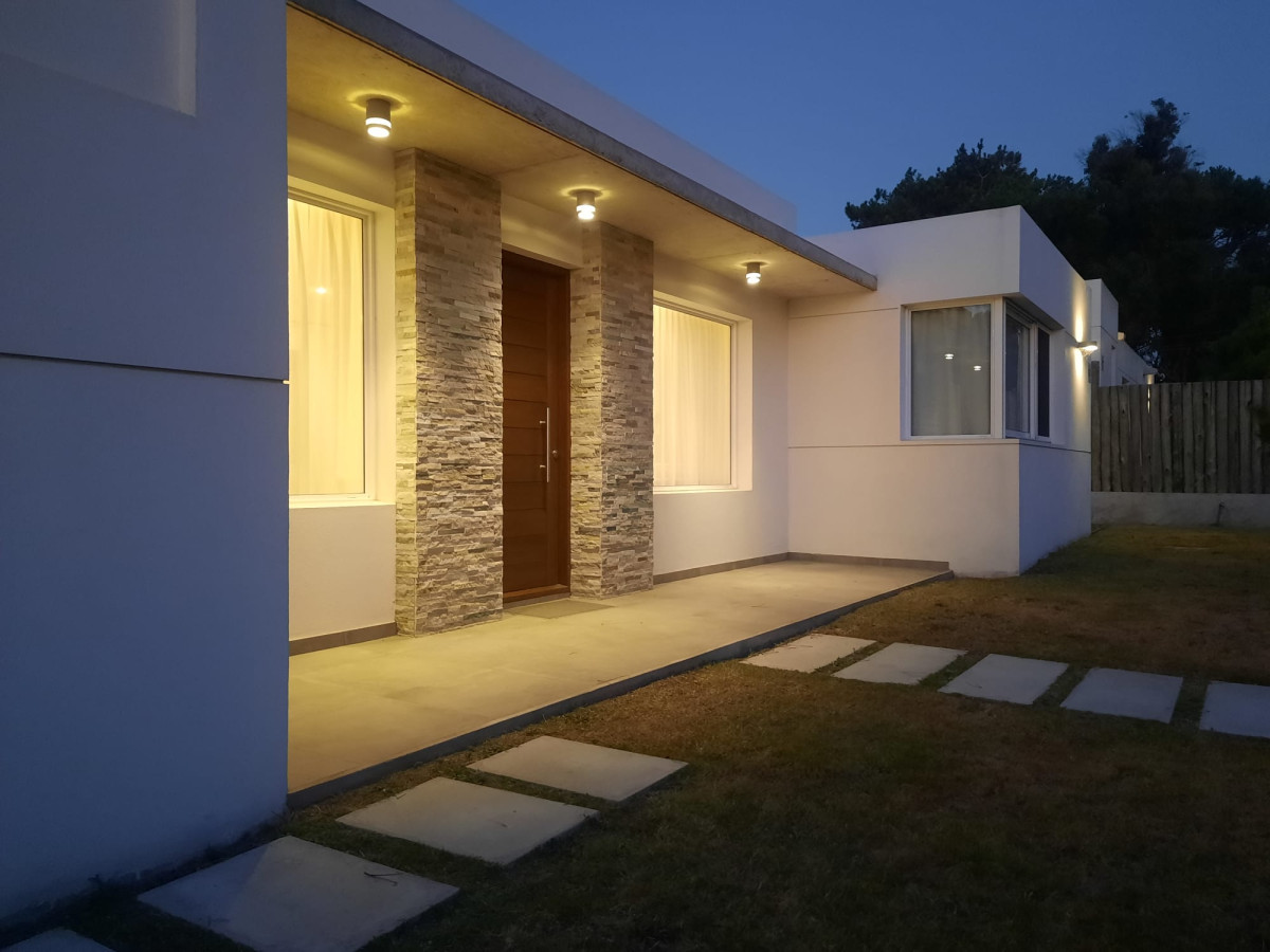 Venta casa de tres dormitorios en la Barra de Maldonado