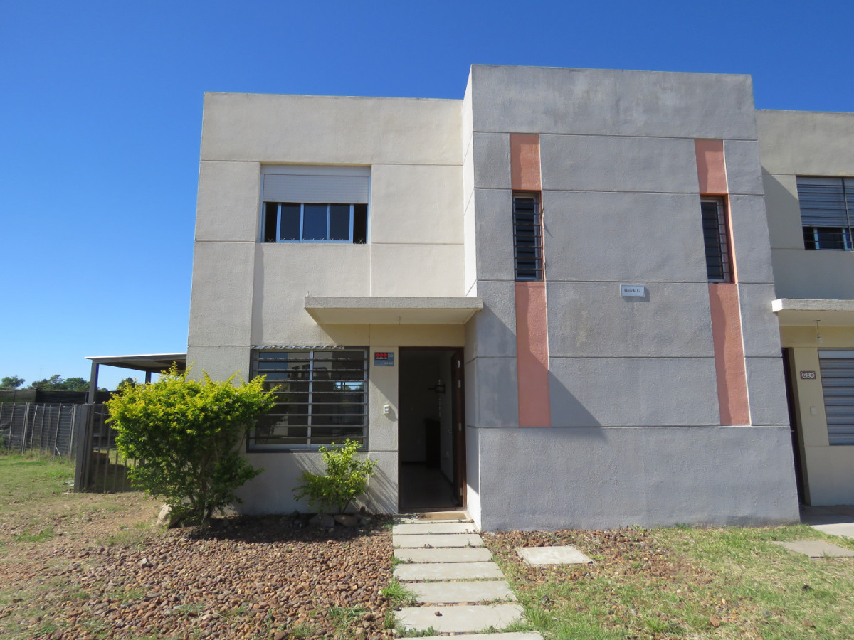 Casa en alquiler de 3 dormitorios con cochera