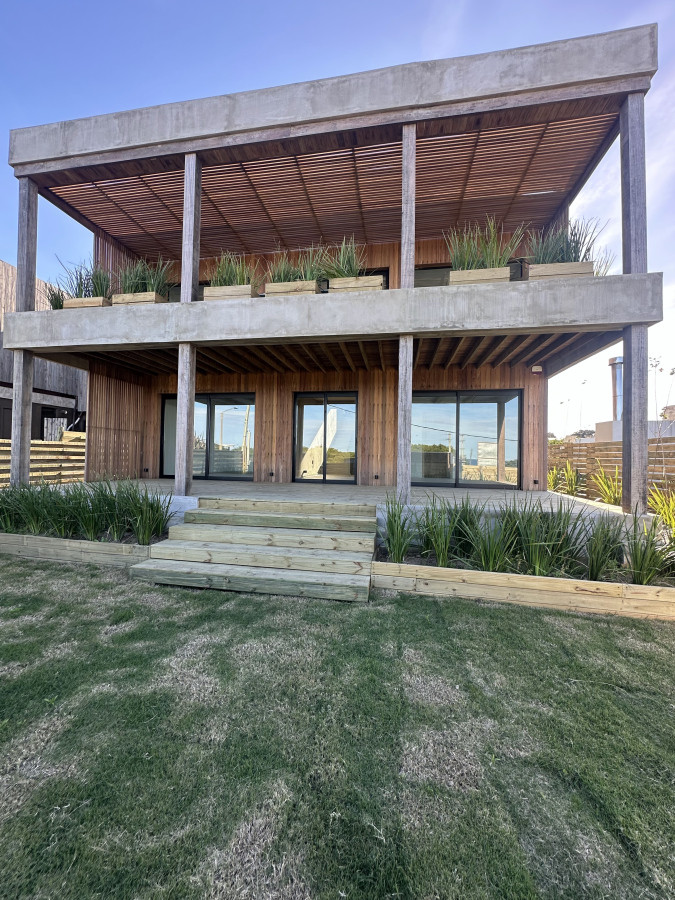 Se vende esta propiedad de 4 dormitorios a estrenar en Manantiales 