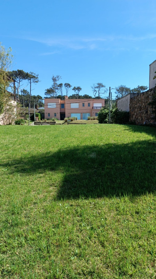 Hermoso terreno con vista al mar por su fondo