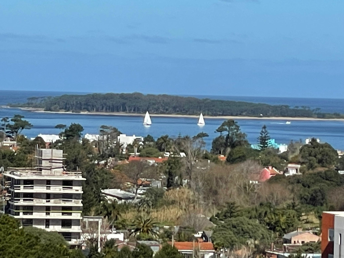 venta de apartamento duplex penthouse en zona Las Delicias de tres dormitorios