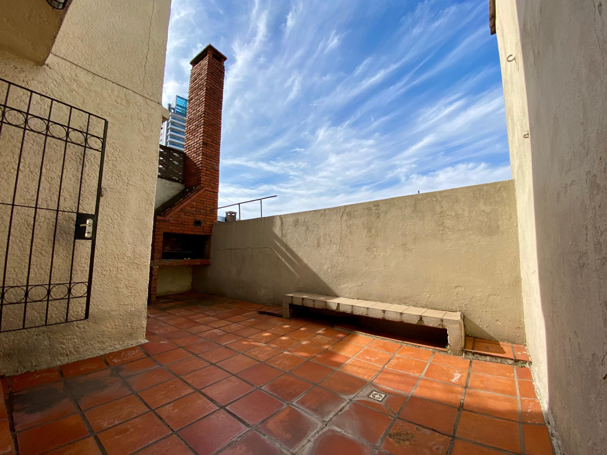 Venta casa tipo apto Ph 3 dormitorios patio con parrillero, subsuelo y 2 terrazas Buceo