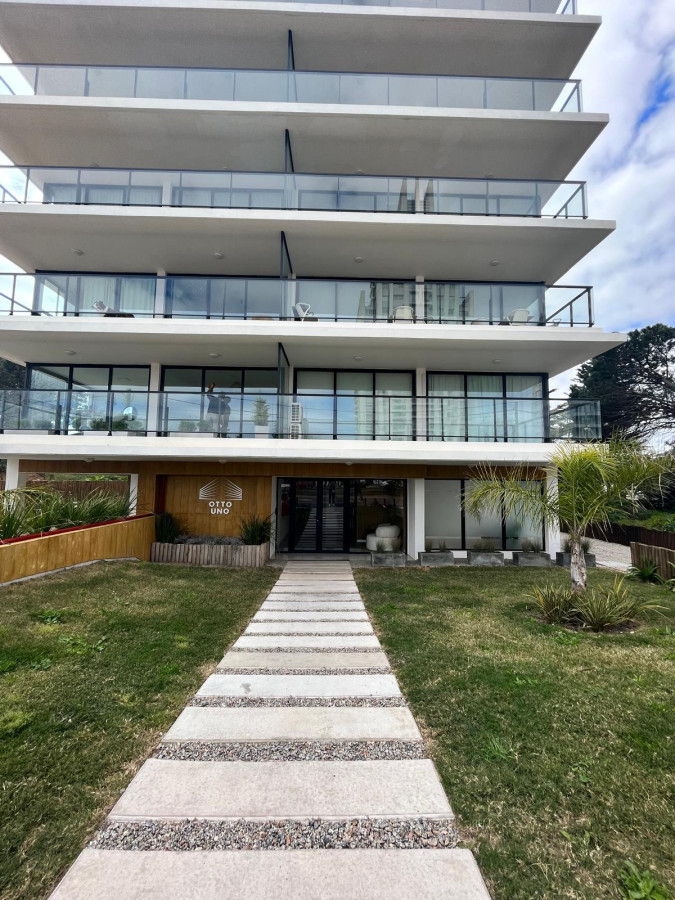 Venta a estrenar,  Punta del Este