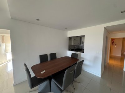Apartamento en Venta de 2 dormitorios en Punta del Este, frente al mar