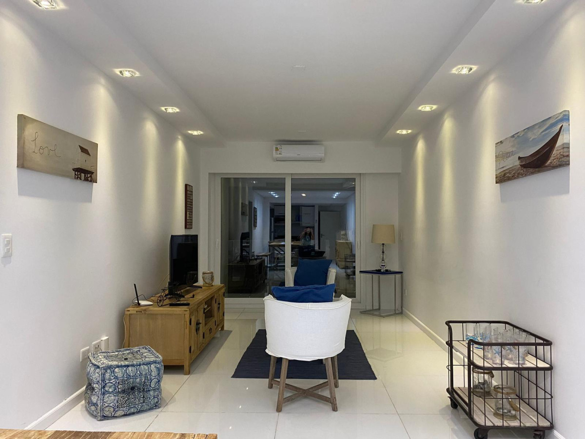 Apartamento de 2 dormitorios en Alquiler Anual, Punta del Este, primera línea