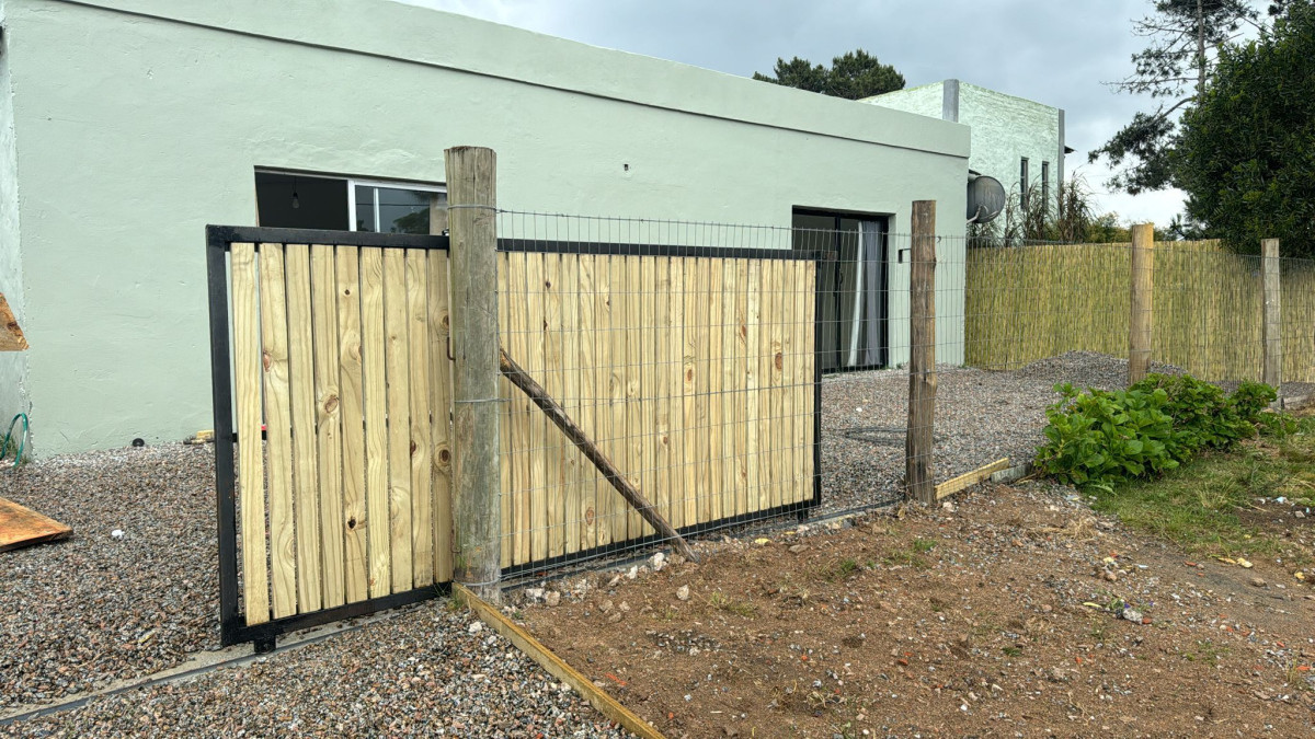Casa en venta a metros del mar  3 dormitorios y gran terreno