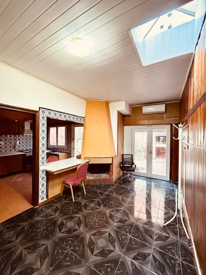 Casa en venta de dos plantas, con local comercial independiente, San Carlos