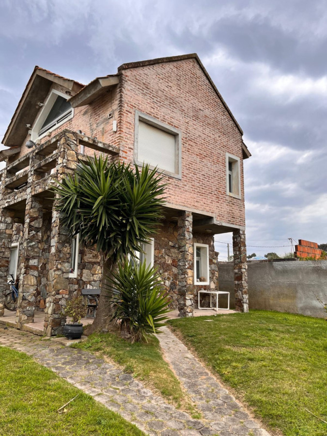 Casa de 2 dormitorios en Alquiler, a pasos del mar, en Balneario Buenos Aires