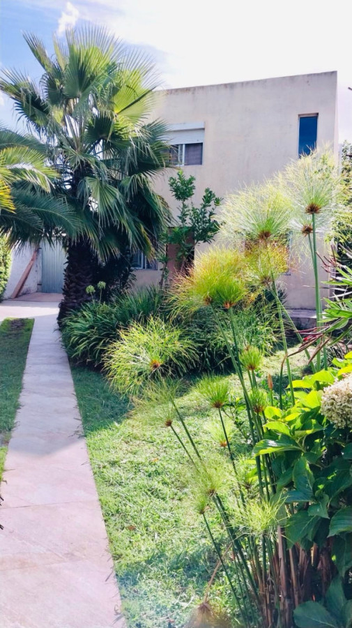 Casa de 2 dormitorios con cochera, en Alquiler, San Carlos