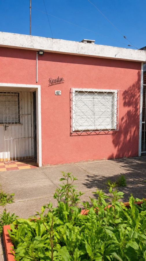 Casa en venta con amplio terreno, 2 dormitorios, San Carlos