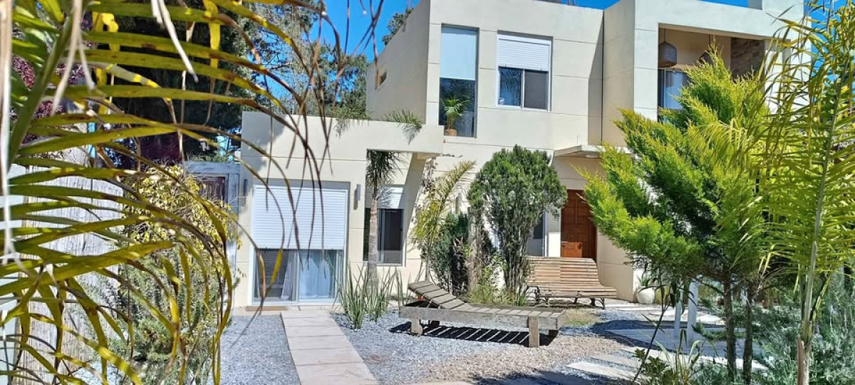 Alquiler anual - Casa moderna a pasos del mar, 4 dormitorios