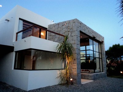 HERMOSA CASA EN EL PUEBLO DE JOSE IGNACIO