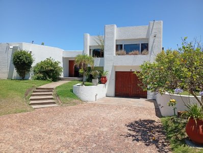 Solanas. Casa de 4 dormitorios y dependencias sobre la playa