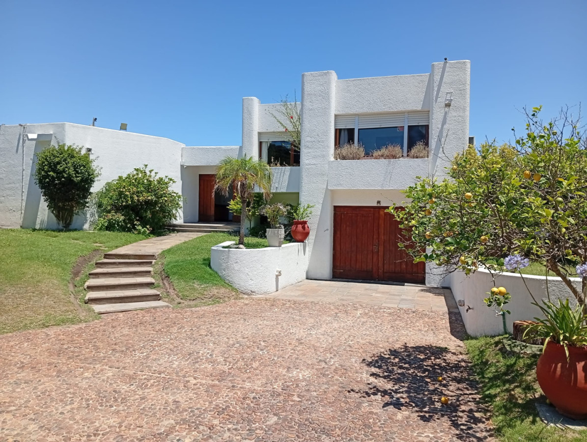 Solanas. Casa de 4 dormitorios y dependencias sobre la playa