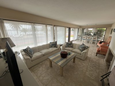 Venta de apartamento frente al mar, a pasos del puerto y playa mansa