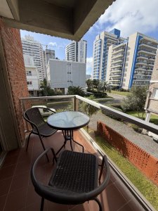 Venta de apartamento reciclado, 1 dorm, balcón y garage!