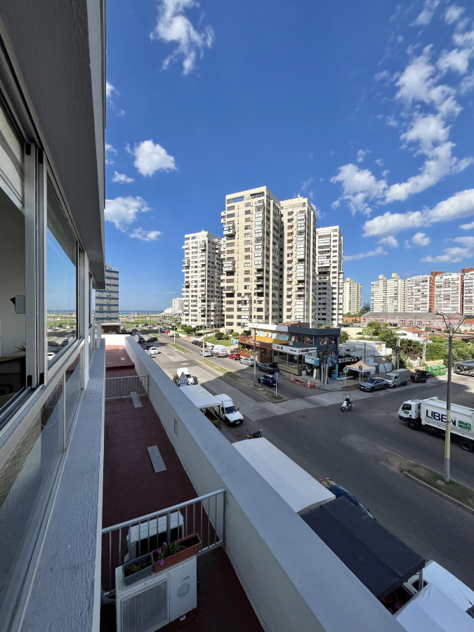 Alquiler anual apto de 2 dorm, a 50 mts del mar!