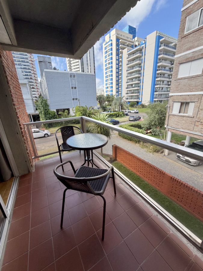 Venta de apartamento de 1 dorm, con balcón y garage!