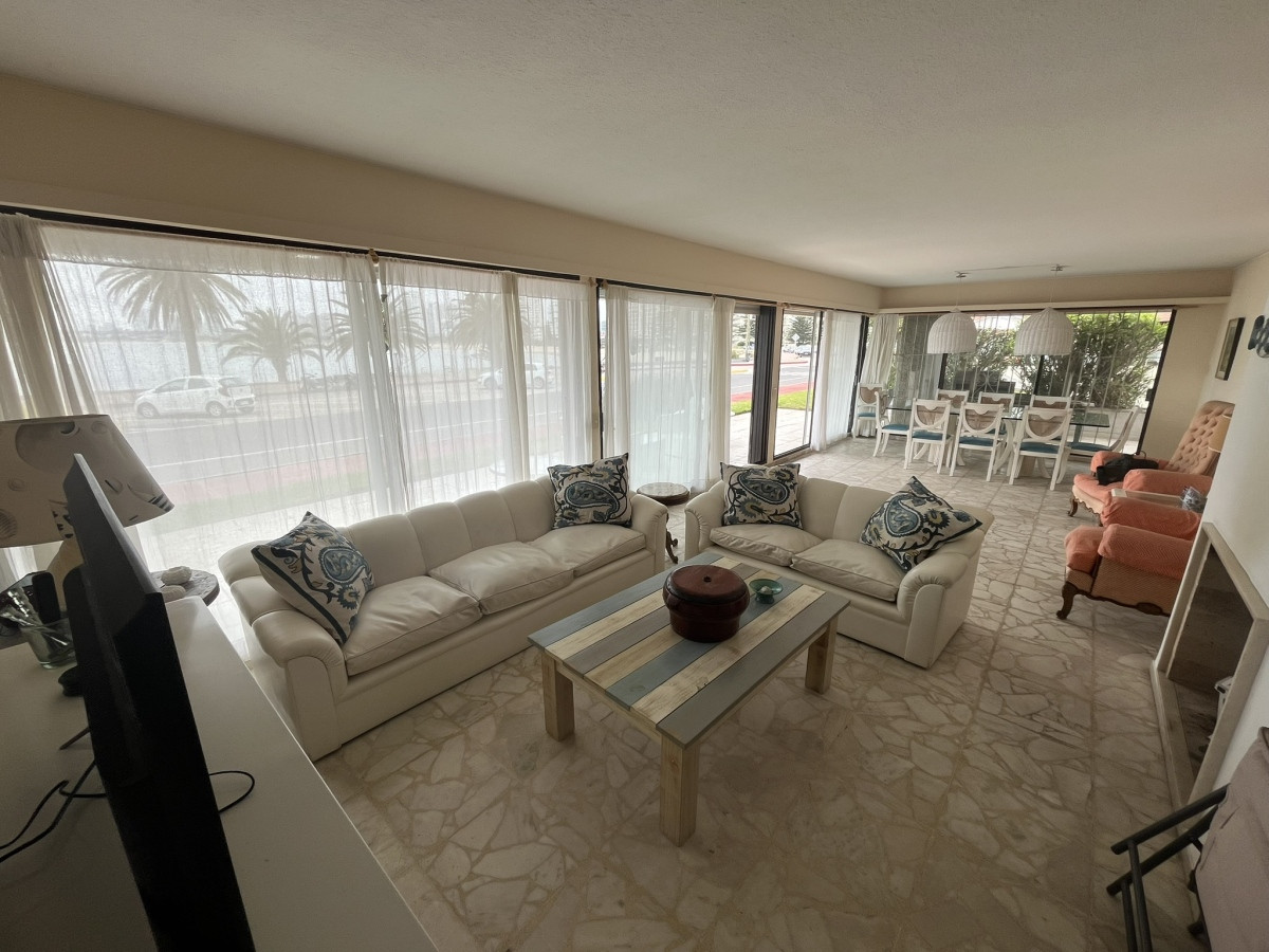 Venta de apartamento frente al mar, a pasos del puerto y playa mansa