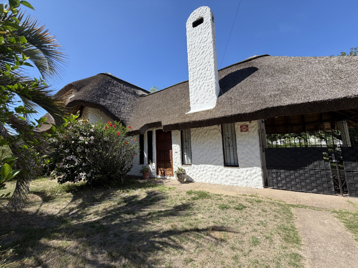 Alquiler anual y Venta de casa en Altos del Pinar, 4 dormitorios y 2 baños