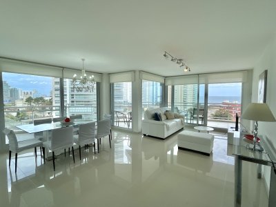  Exclusivo apartamento en Playa Mansa - Punta del Este, a tan solo 100 metros del mar.