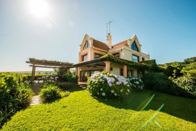 CASA FRENTE AL MAR SOBRE LA ARENA 