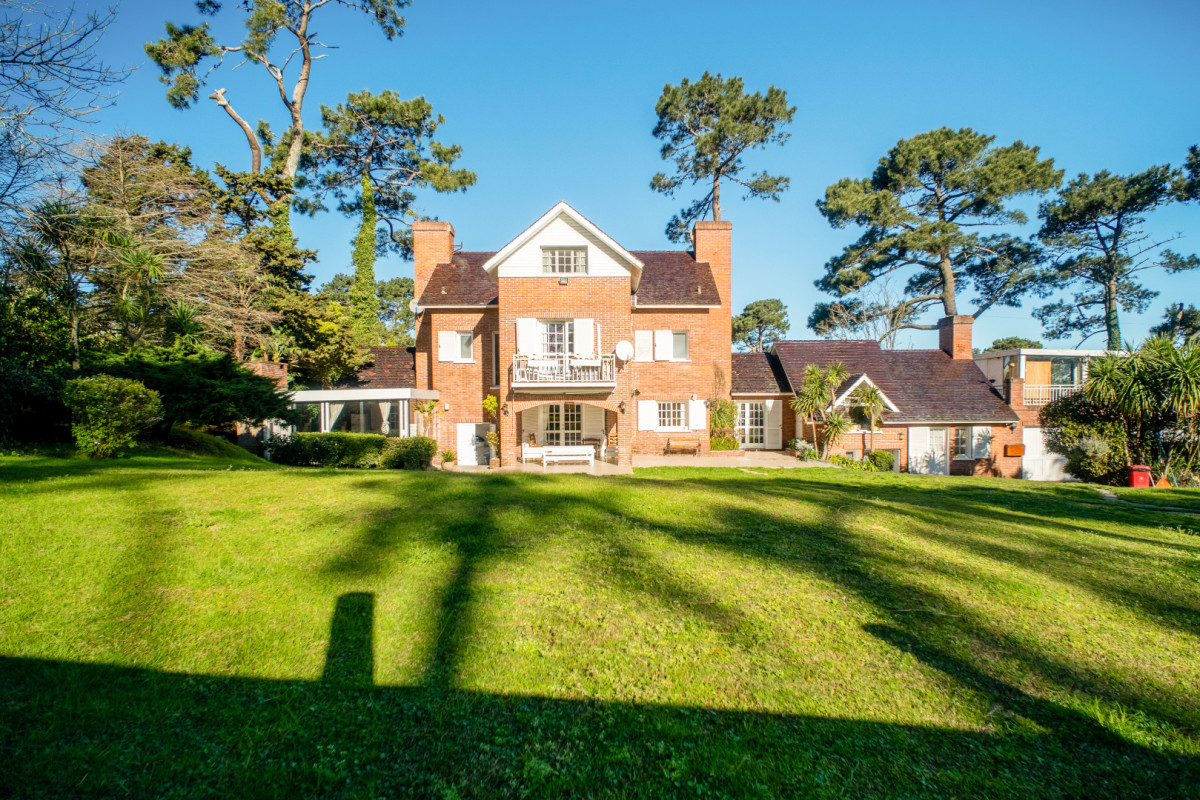 Exclusiva residencia en venta a pasos de la  mansa, 6 dormitorios