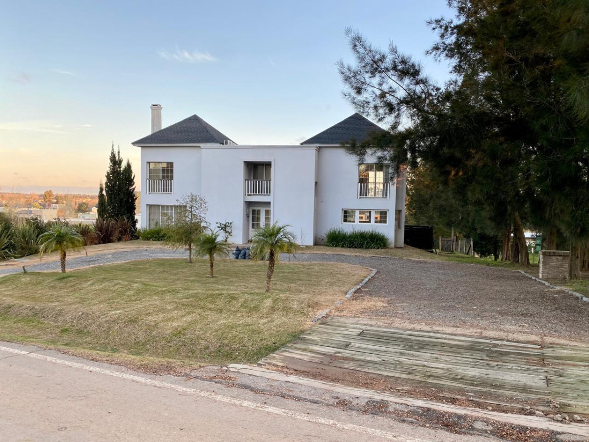 TU NUEVA VIDA EMPIEZA ACÁ! Venta Casa Altos la Tahona 3D Suite, estar, 2 plantas excelente ubicación  