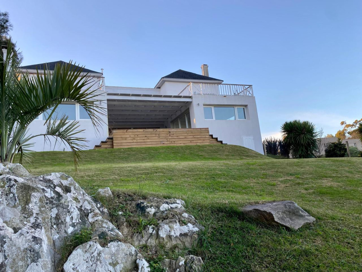 TU NUEVA VIDA EMPIEZA ACÁ! Venta Casa Altos la Tahona 3D Suite, estar, 2 plantas excelente ubicación  