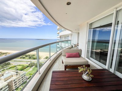 Apartamento piso alto sobre la mansa de 2 dormitorios mas dependencia.