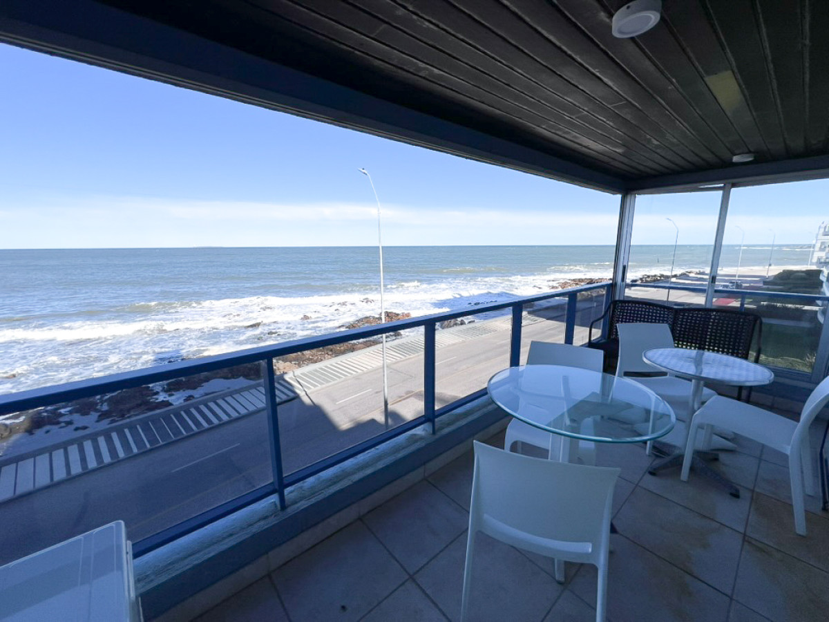 Venta apartamento de 3 dormitorios primera linea de la península.