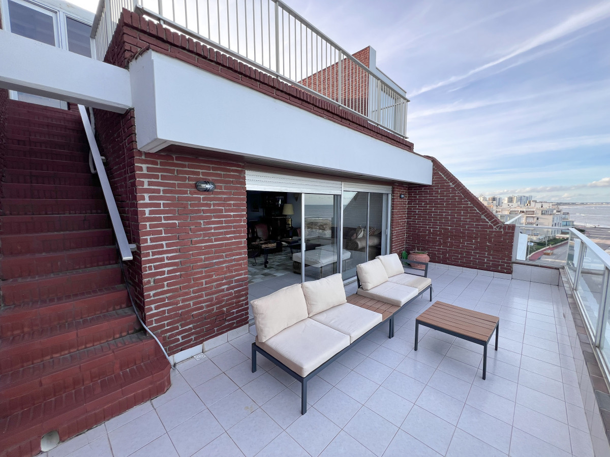 Penthouse de 3 dormitorios en suite primera línea en Punta del este