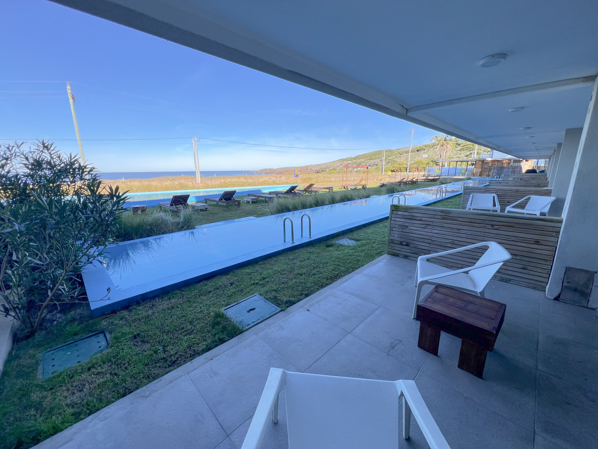 Monoambiente con pileta propia primera linea al mar en Punta Ballena