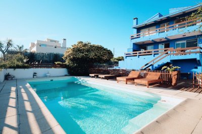 Hostel en venta a pasos del mar en el chorro.