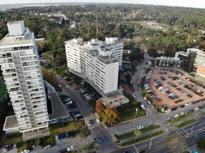 Alquiler Anual Apartamento 2 Dormitorios con Piscina Roosevelt Punta del Este