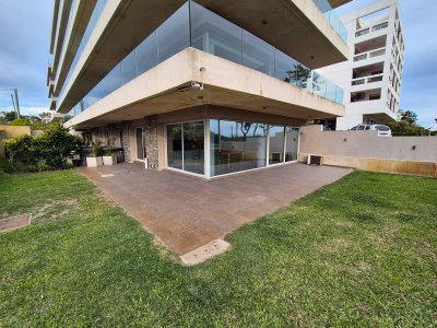 Alquiler Anual Apartamento 1 Dormitorios en Primera Línea Mansa Punta del Este