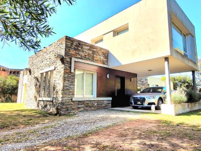 Venta Casa 4 Dormitorios con piscina Marly Punta del Este