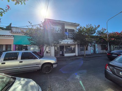 Venta Casa 2 Dormitorios y Local Comercial pleno Centro Maldonado