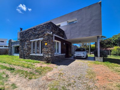 Venta Casa 4 Dormitorios con piscina Marly Punta del Este