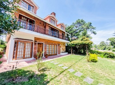 Alquiler Anual Casa 4 Dormitorios Playa Mansa Punta del Este