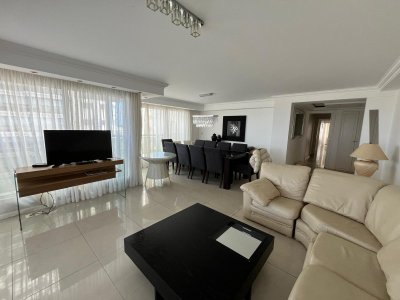 Apartamento en venta de 4 dormitorios en Playa Brava, Punta del Este