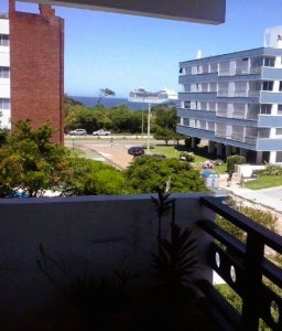 Apartamento de 2 dormitorios con vista lateral a la playa mansa.