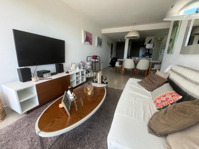 Apartamento tipo casa, con amplia terraza. 2 dormitorios 2 baños.