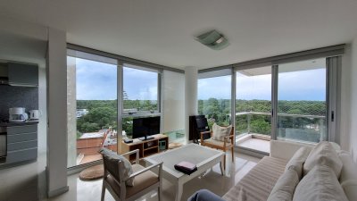 Amplio apartamento de 2 dormitorios y 2 baños, ubicado en un punto estratégico, cerca de todo, con terraza tipo patio.