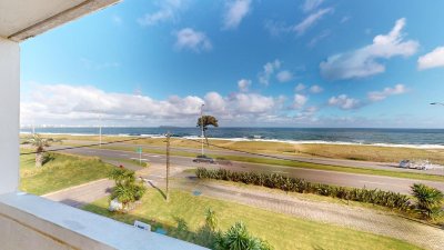 Apartamento en primera línea de la mansa, precio en Oportunidad. 3 dormitorios.