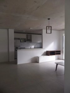 ¡Exelente apartamento de dos dormitorios a pasos de Playa Mansa! con terraza panorámica y parrillero de uso exclusivo.