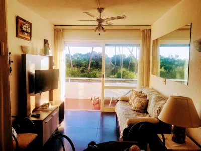 Apartamento en venta en edificio Isla Gorriti, sobre playa mansa- Punta del Este.