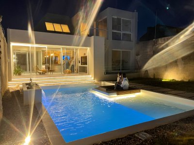 Exclusiva casa en venta con piscina climatizada,Montevideo