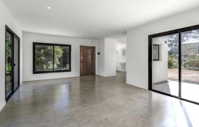 Casa a estrenar por Laguna del Sauce. Sistema tradicional con bloque celular (térmico). 3 dormitorios,  2 baños.